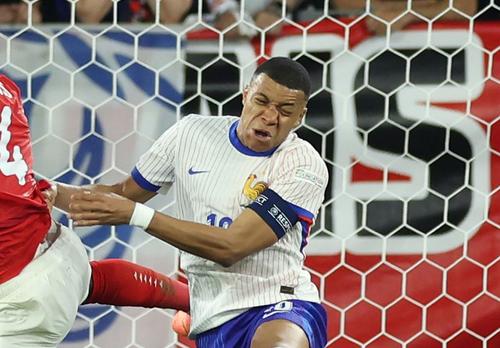 Nasul lui Kylian Mbappe a fost mutat din loc de umărul lui Danso / Foto: GettyImages