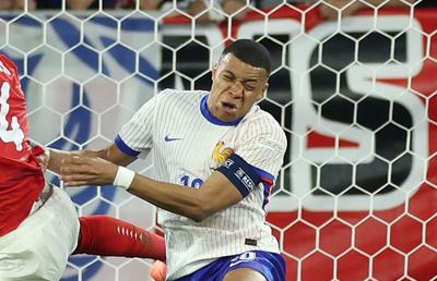 A ajuns DE URGENȚĂ la spital! Kylian Mbappe nu va mai fi însă operat la nasul rupt aseară + Câte meciuri va lipsi căpitanul Franței