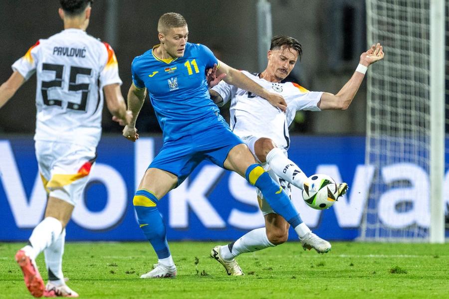 Artem Dovbyk, aici luptându-se cu nemții în amicalul terminat 0-0 în ajunul startului Euro 2024 / Foto: Imago Cum văd spaniolii meciul de debut al României în grupa E: „Drăgușin îi «calculează» prețul lui Dovbyk” + Pronosticul anunțat de Marca!