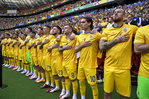 Ianis Hagi, rezervă în România - Ucraina / FOTO: Imago