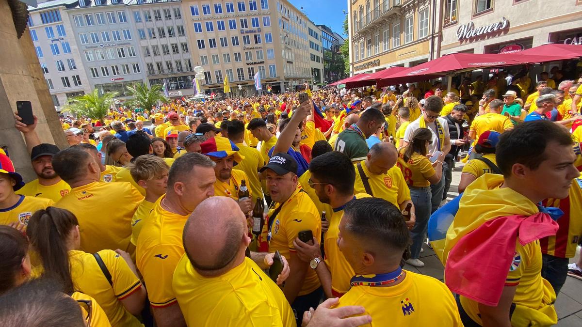 Un suporter român s-a prezentat la Munchen în port popular și cu lupul dacic pe tricolor: „Să fie puternici, la fel cum au fost mii de ani înainte!”