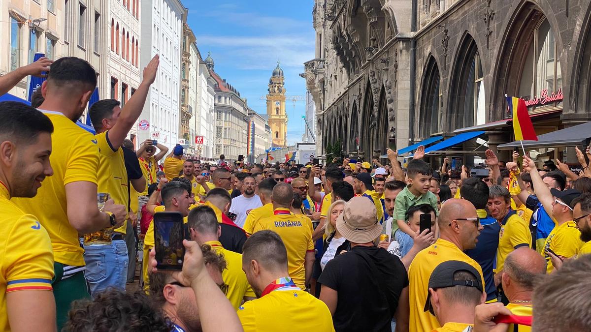 Un suporter român s-a prezentat la Munchen în port popular și cu lupul dacic pe tricolor: „Să fie puternici, la fel cum au fost mii de ani înainte!”