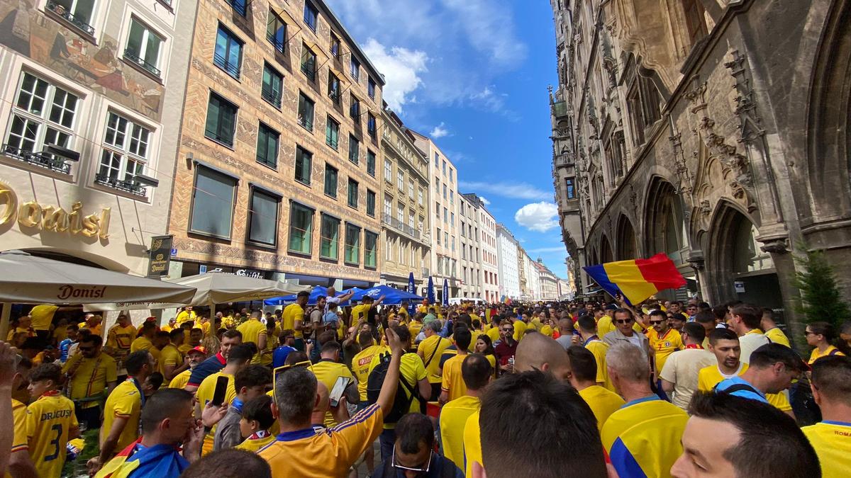 Un suporter român s-a prezentat la Munchen în port popular și cu lupul dacic pe tricolor: „Să fie puternici, la fel cum au fost mii de ani înainte!”