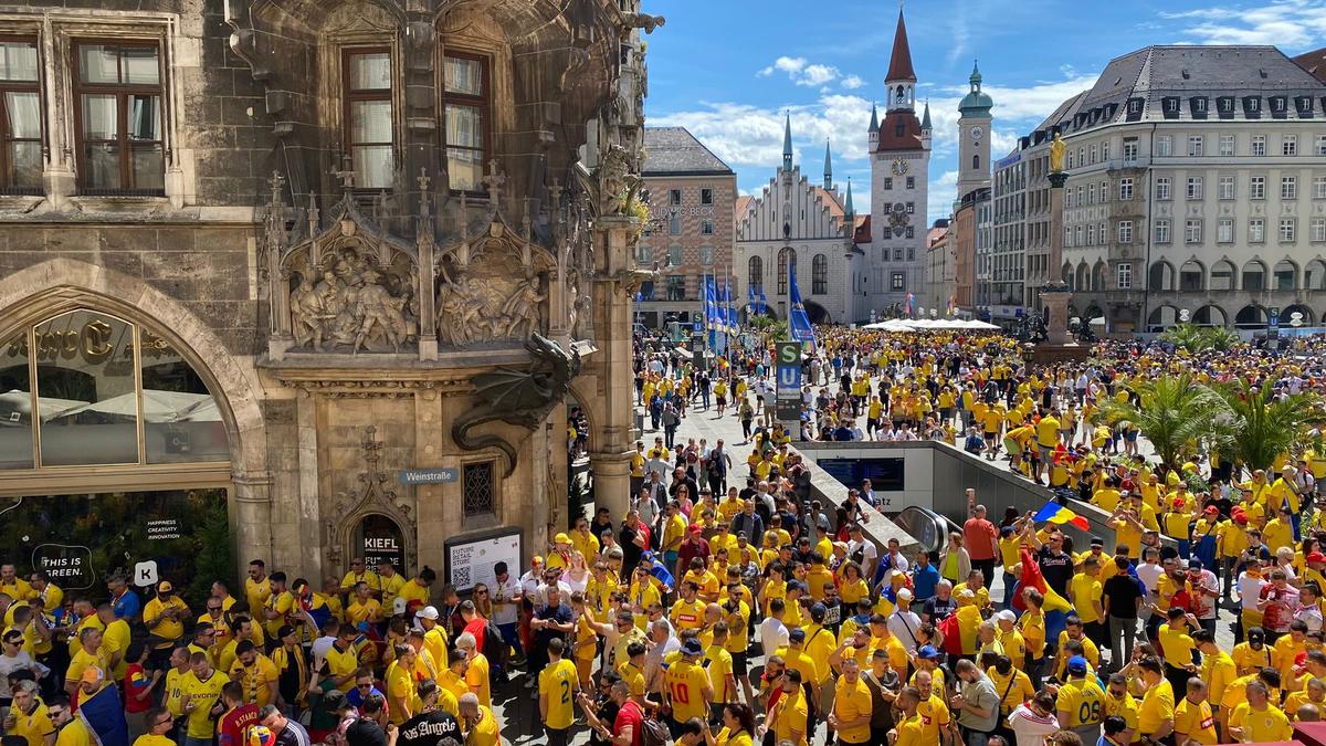 Un suporter român s-a prezentat la Munchen în port popular și cu lupul dacic pe tricolor: „Să fie puternici, la fel cum au fost mii de ani înainte!”