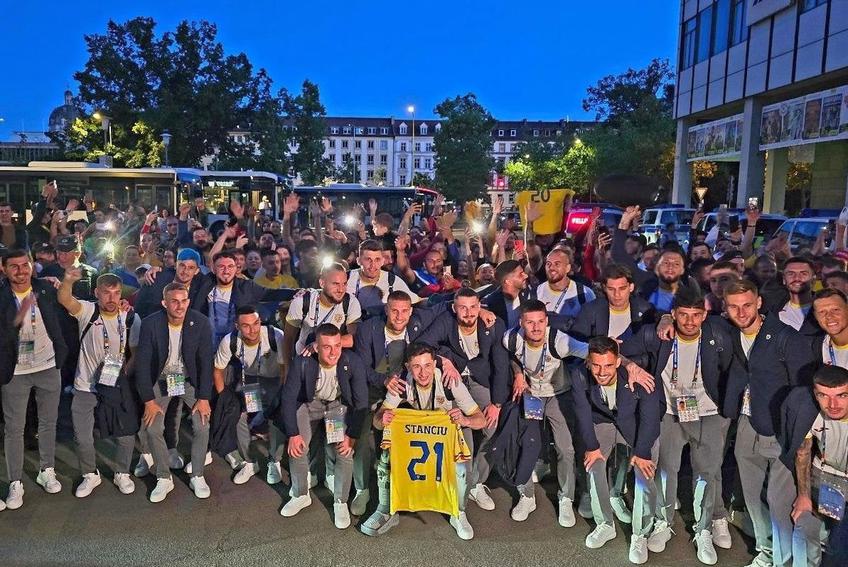 România a debutat perfect la Euro 2024, victorie 3-0 în fața Ucrainei. Delegația „tricoloră” a avut parte de o primire glorioasă la hotelul din Wurzburg. Sursa foto: frf.ro