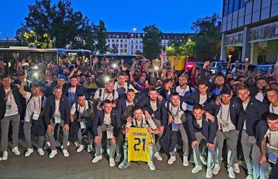 Fotbaliștii României, așteptați ca niște eroi la hotelul din Wurzburg! Surpriză din partea gazdelor