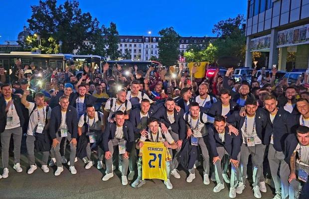 Fotbaliștii României, așteptați ca niște eroi la hotelul din Wurzburg! Surpriză din partea gazdelor