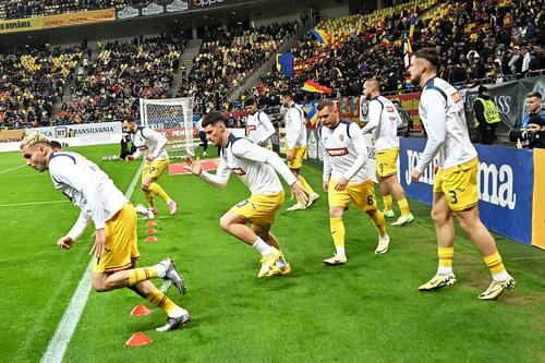 Radu Drăgușin, primul din dreapta, a fost ales vedeta prezentului din naționala României în revista oficială Euro 2024 // foto: Imago Images