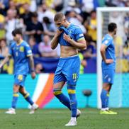 Artem Dovbyk, cu capul ascuns în tricou / Foto: GettyImages