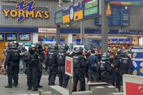 Ultrașii români, REȚINUȚI la intrarea în Germania, foto: Facebook