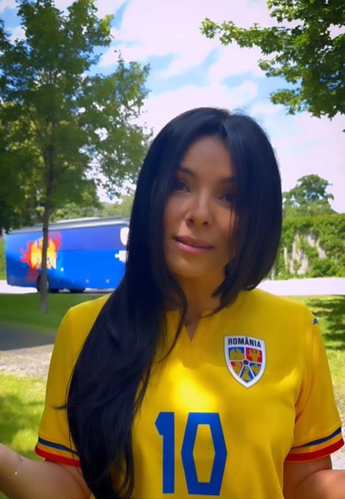 Corina Caragea a ajuns la Munchen! Într-o fustă scurtă, prezentatoarea de la Pro TV a făcut furori înainte de meciul România - Ucraina