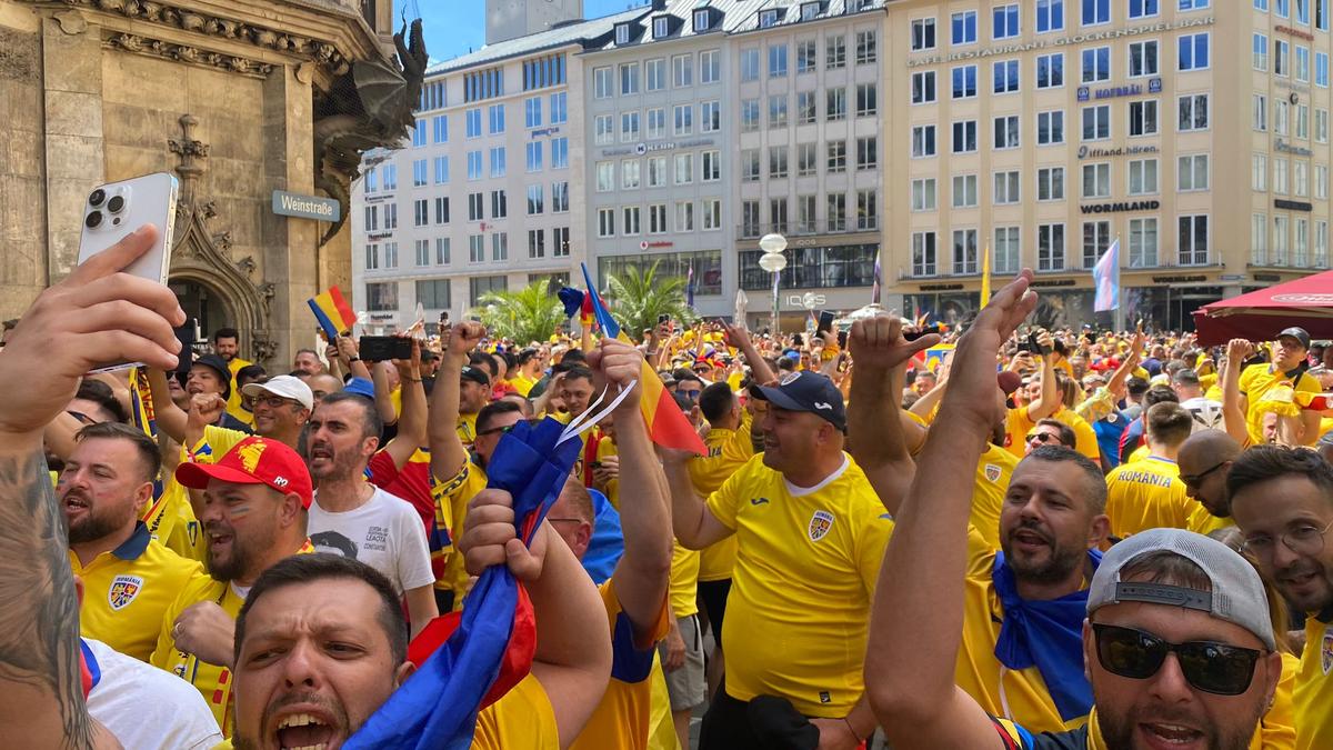 Un suporter român s-a prezentat la Munchen în port popular și cu lupul dacic pe tricolor: „Să fie puternici, la fel cum au fost mii de ani înainte!”