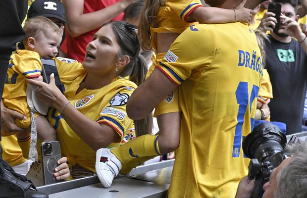 Au plâns ca niște copii! Cadre emoționante la întâlnirea dintre „tricolori” și familiile prezente la Munchen