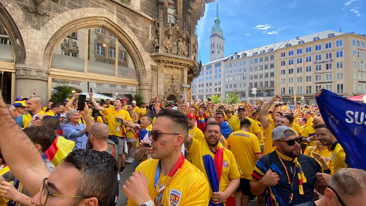 Un suporter român s-a prezentat la Munchen în port popular și cu lupul dacic pe tricolor: „Să fie puternici, la fel cum au fost mii de ani înainte!”