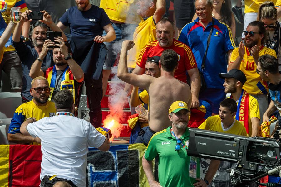 10 detalii observate de pe stadion la România - Ucraina » Țiriac, Lucescu și câinii care au intrat în vestiar