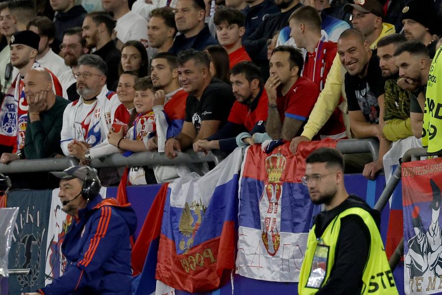 Steagul Rusiei afișat de suporterii sârbi la meciul Serbia - Anglia, Gelsenkirchen, Germania. Foto: Imago. UEFA, decizie radicală la meciul România - Ucraina » Adversarii „tricolorilor” au făcut cerere oficială