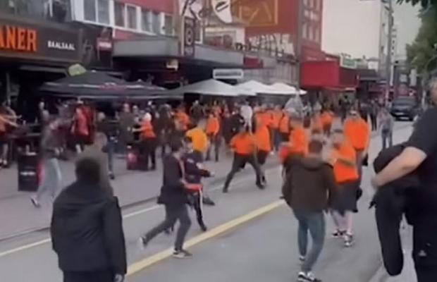 Cea mai lăudată galerie de la EURO a comis-o! Momente teribile pe străzile din Germania: suporterii s-au bătut între ei în centrul orașului