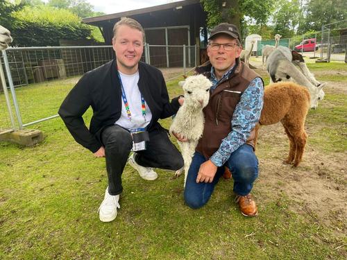 Puiul de alpaca, alături de cei care îl cresc la ferma de lângă hotelul Portugaliei de la Euro / Foto; X Lukas Dombrowski