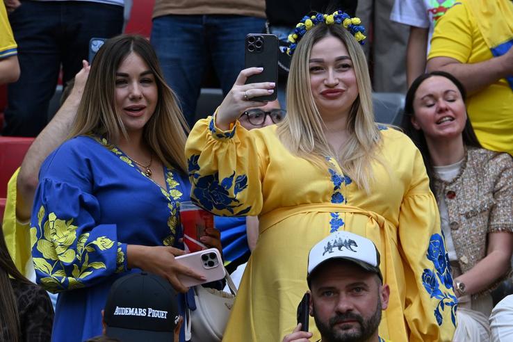 Suporterele ucrainene erau zâmbitoare și optimiste înaintea meciului / Foto: Imago