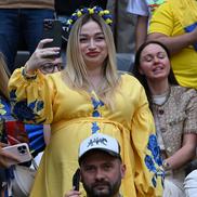 Suporterele ucrainene erau zâmbitoare și optimiste înaintea meciului / Foto: Imago