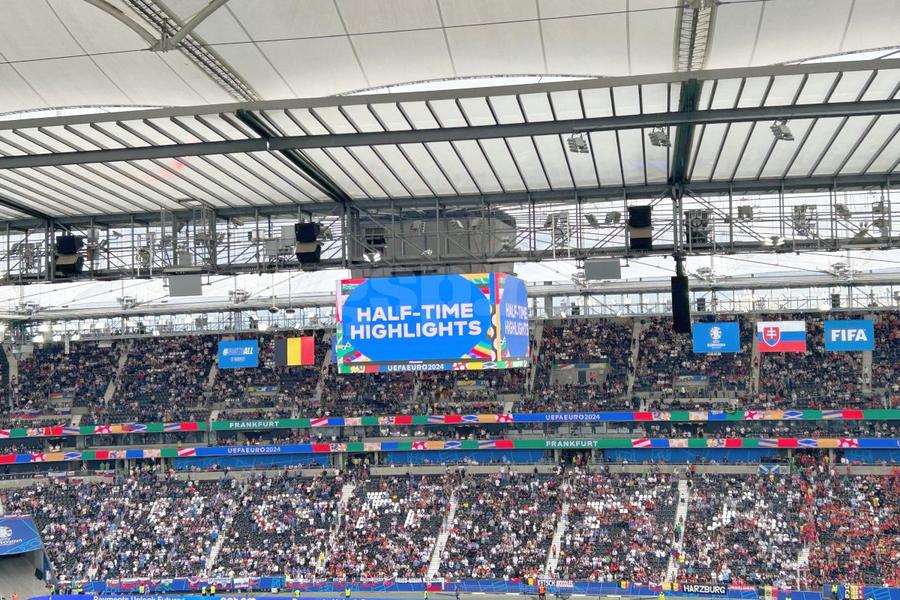Ce nu s-a văzut la TV în Belgia - Slovacia » 9 detalii din stadion: inamicul numărul 1 al slovacilor, VAR pentru toată lumea, „dracii” și-au pierdut cumpătul!