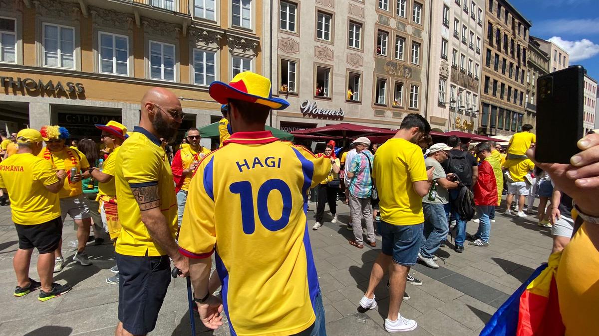 Un suporter român s-a prezentat la Munchen în port popular și cu lupul dacic pe tricolor: „Să fie puternici, la fel cum au fost mii de ani înainte!”