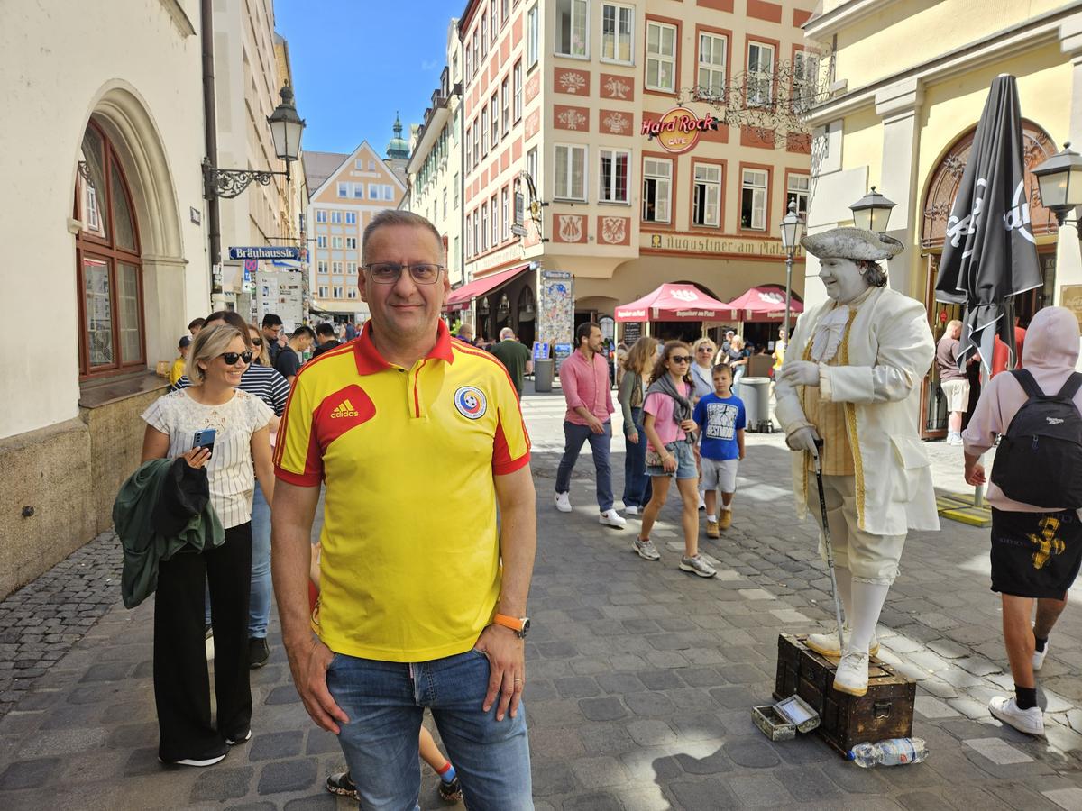 Un suporter român s-a prezentat la Munchen în port popular și cu lupul dacic pe tricolor: „Să fie puternici, la fel cum au fost mii de ani înainte!”