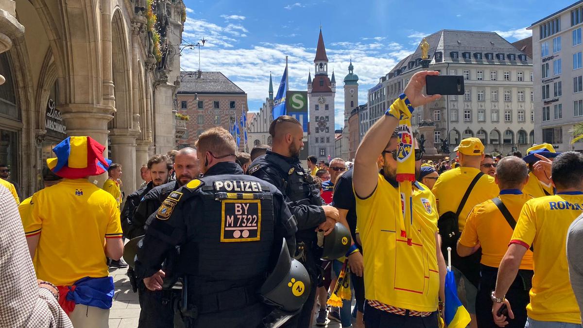 Un suporter român s-a prezentat la Munchen în port popular și cu lupul dacic pe tricolor: „Să fie puternici, la fel cum au fost mii de ani înainte!”