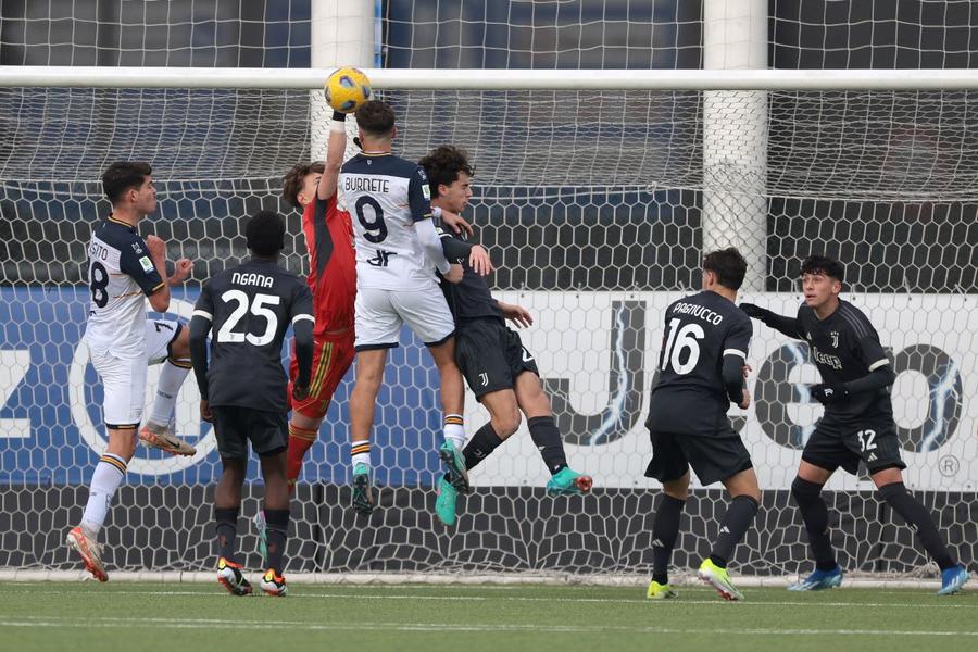 Duel la minge între Riccardo Radu și Rareș Burnete (atacantul care a jucat cu Spania și Slovacia la Euro U21 2025), într-un meci între echipele Primavera ale lui Juventus și Lecce / Foto: Imago Luciano Spalletti promovează un român: a doua oară rezervă în Serie A! » Cu cine poate concura la Juventus