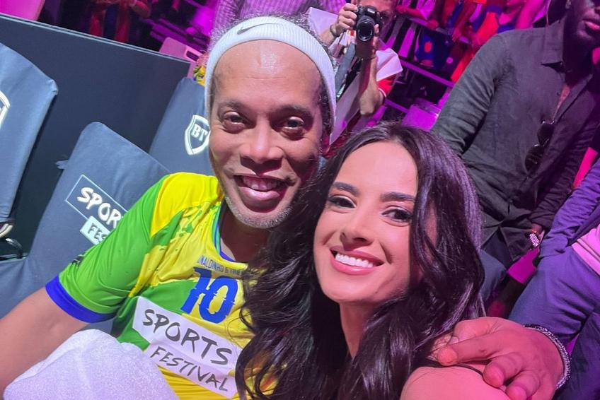Ramona Păun, alături de Ronaldinho / Foto: Facebook