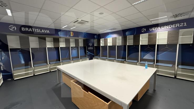 Cum arăta vestiarul României după meciul cu Slovacia, de la Euro U21. Foto: GSP.RO