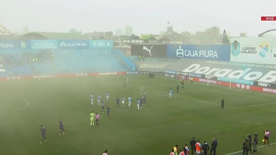 Seismul a întrerupt meciul pentru 35 de minute! » Fanii s-au panicat: un nor de praf a învăluit stadionul