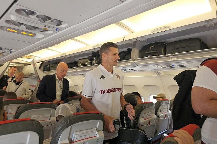 Costel Gâlcă, „secondat” de Pederzoli în avionul spre Slovenia