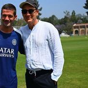 Cristi Chivu și actorul Clive Owen, discutând în cantonamentul lui Inter din Los Angeles / Foto: inter.it