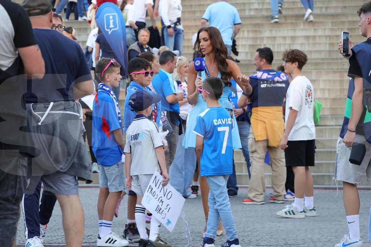 Iubita starului de la Napoli, apariție de cinci stele la ultimul meci al României la Euro U21: „Fanii au vrut să mă atingă!”