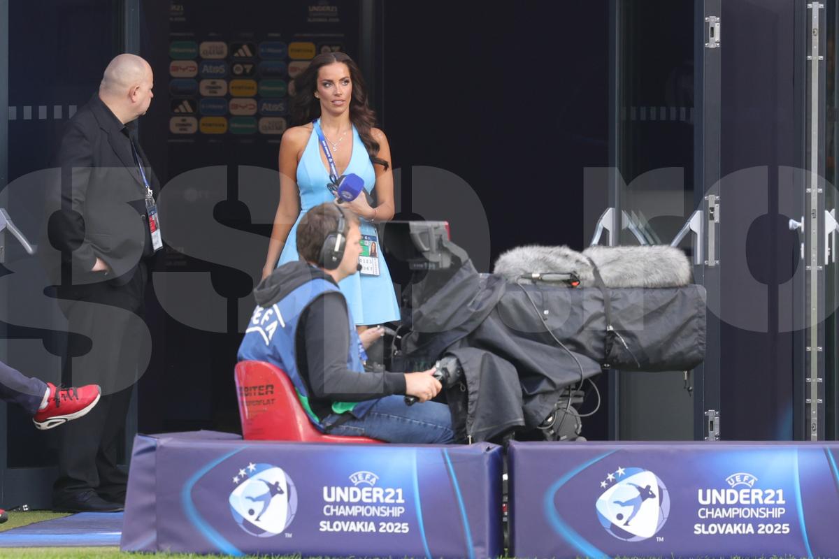 Iubita starului de la Napoli, apariție de cinci stele la ultimul meci al României la Euro U21: „Fanii au vrut să mă atingă!”