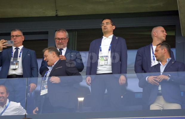 Ghici cine a venit la Bratislava! Personaj-cheie din fotbalul românesc, prezent lângă Răzvan Burleanu la România - Slovacia: detaliul de pe ecuson