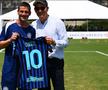 Cristi Chivu și actorul Clive Owen, în cantonamentul lui Inter din Los Angeles / Foto: inter.it