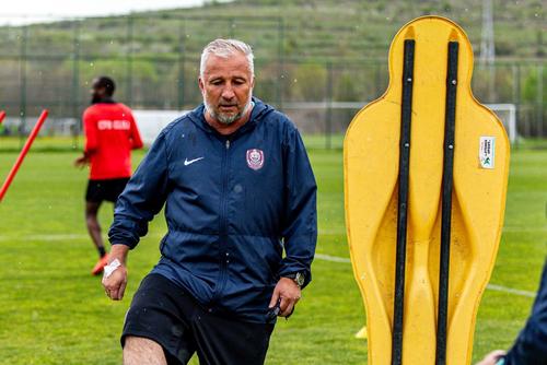 Dan Petrescu, la antrenament. Foto: Facebook CFR Cluj