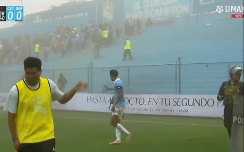 Un nor de praf a cuprins tribunele și terenul de joc în debutul partidei Sporting Cristal - Deportivo Garcilaso din Peru / Foto: Facebook