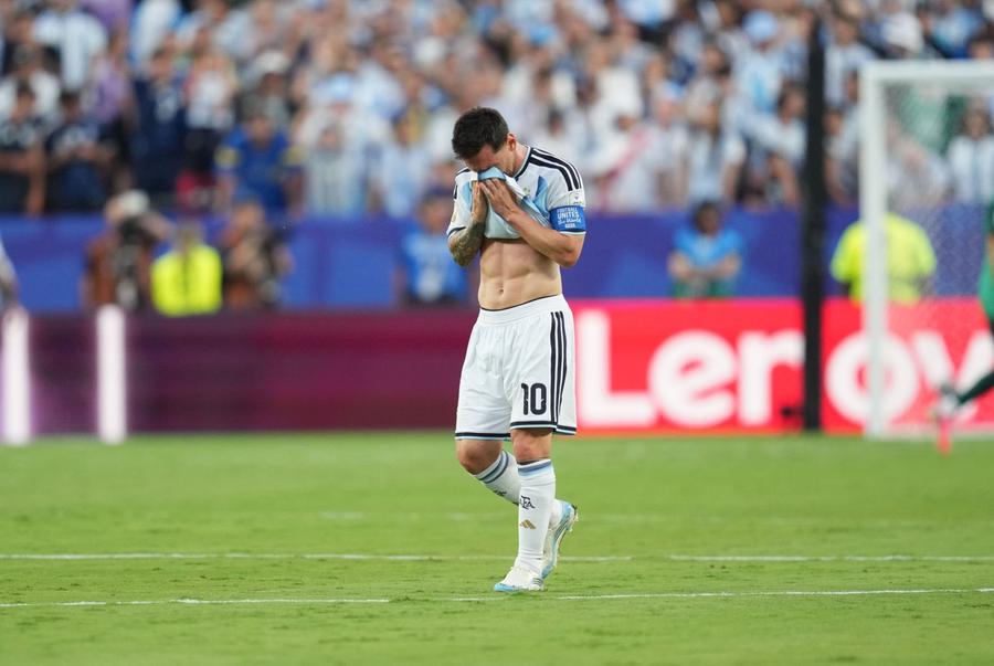 Leo Messi, după marcarea primului gol în Argentina - Algeria // foto: X Ce l-a făcut pe Lionel Messi să plângă după primul gol din Argentina - Algeria: „Nu a avut legătură cu fotbalul”