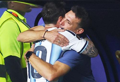 Lionel Messi a fugit la Scaloni, după golul 2, foto: Imago