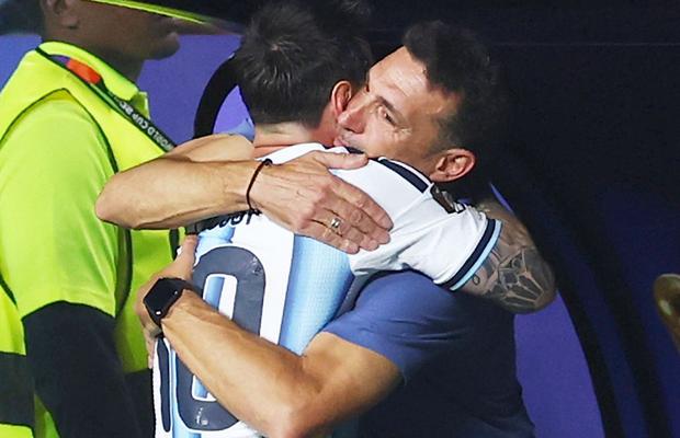 Scaloni, la picioarele lui Lionel Messi: „M-am dus să-i spun că îl iubesc!” + A remarcat o vedetă a lui Cristi Chivu