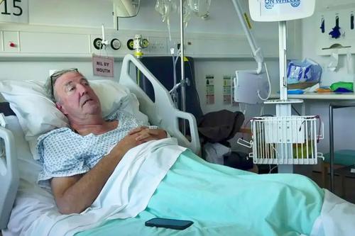O imagine cu Jeremy Clarkson pe patul de spital, în sezonul 5