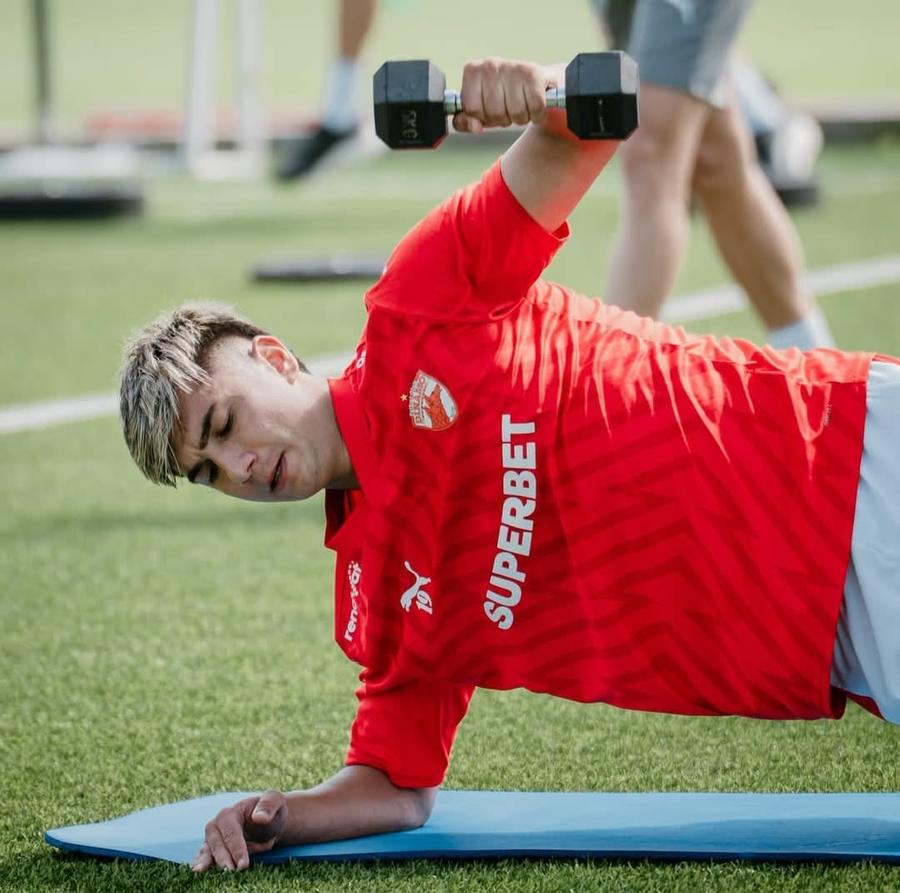 Dinamoviștii se antrenează încă în tricourile cu vechea siglă, dar în campionat le vor purta pe cele cu noua stemă Nu i-a venit să creadă când a văzut ultima decizie a conducerii dinamoviste: „Asta e ironia ta?!”. Recomandare „de suflet”
