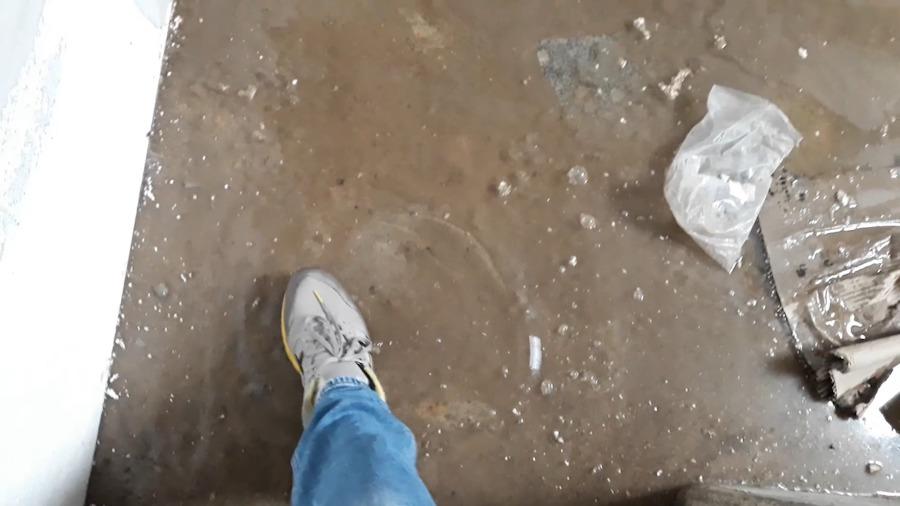 Pivnița imobilului, după ce pereții au fost izolați de o echipă de muncitori VIDEO Oficialul FRF, Aurel Țicleanu, și o judecătoare condamnată recent pentru luare de mită, acuzați de înșelăciune de un fost voleibalist: “M-au lăsat fără munca mea de o viață”