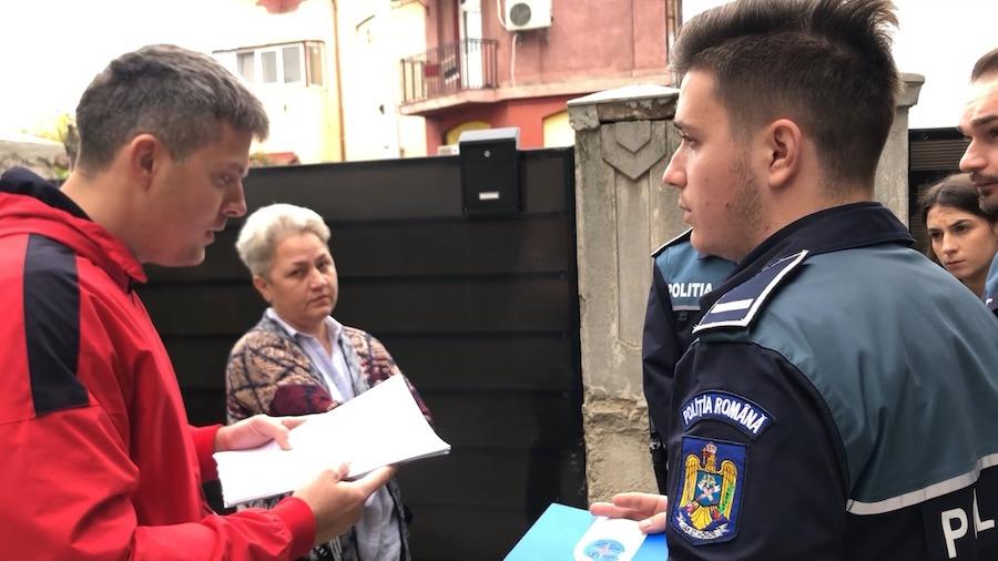 Marin Călin, Elena Burlan-Pușcaș și polițiștii, în curtea casei din Viitorul 92 VIDEO Oficialul FRF, Aurel Țicleanu, și o judecătoare condamnată recent pentru luare de mită, acuzați de înșelăciune de un fost voleibalist: “M-au lăsat fără munca mea de o viață”