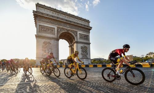 Egan Bernal în tricoul galben anul trecut în ultima etapă a Turului Franței FOTO Hepta