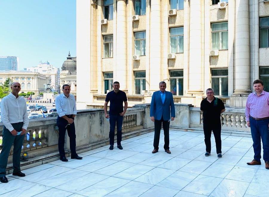 De la stânga la dreapta: doi reprezentanți spanioli ai lui Cortacero, Dan Cristian Popescu, Marcel Vela, Cornel Țălnar și Dorin Serdean DINAMO. FOTO Reprezentanții lui Pablo Cortacero s-au întâlnit cu Marcel Vela