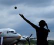 Petra Kvitova servind și având pe fundal avioane FOTO Reuters